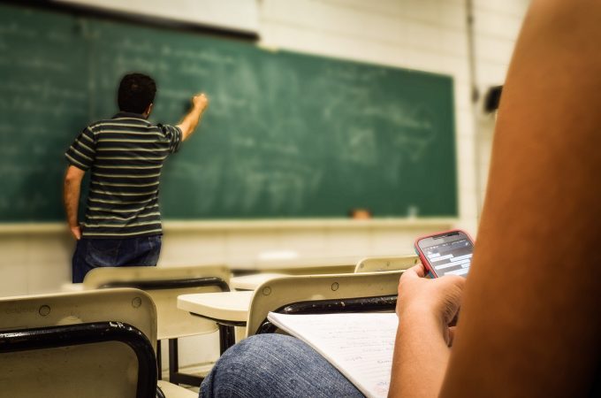 Volta às aulas coloca em risco 9,3 milhões de adultos e idosos, diz Fiocruz