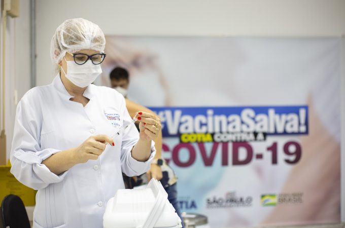 Cotia precisa de 40 mil doses de vacinas contra covid para imunizar público alvo