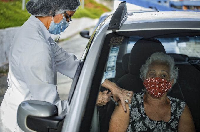 As longas filas para vacina em Cotia