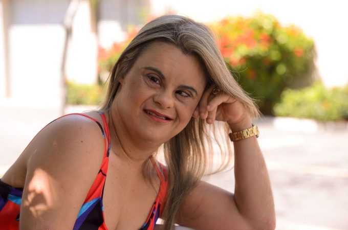Primeira repórter com Down diz que sonha em entrevistar Roberto Carlos