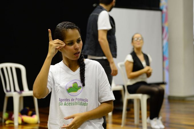 Surdos defendem Libras como segundo idioma oficial do Brasil
