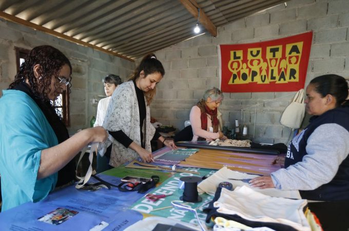 Em osasco, mulheres de ocupação lançam coleção com tecidos de reuso
