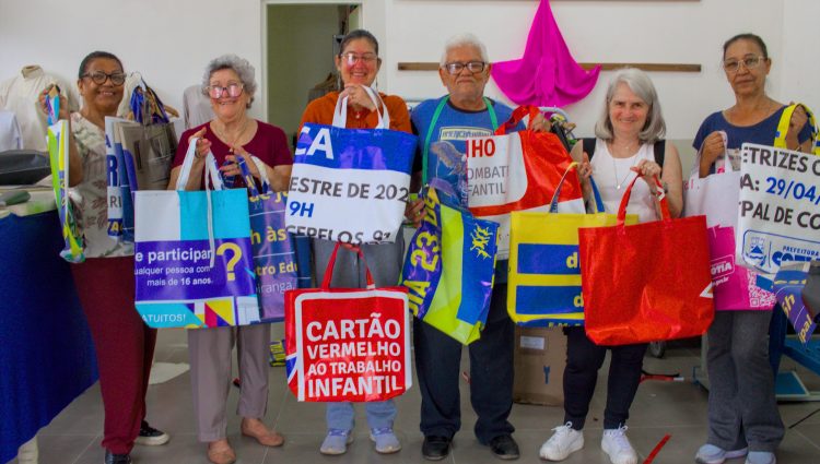 Sustentabilidade: em Cotia lonas publicitárias da prefeitura se transformam em sacolas